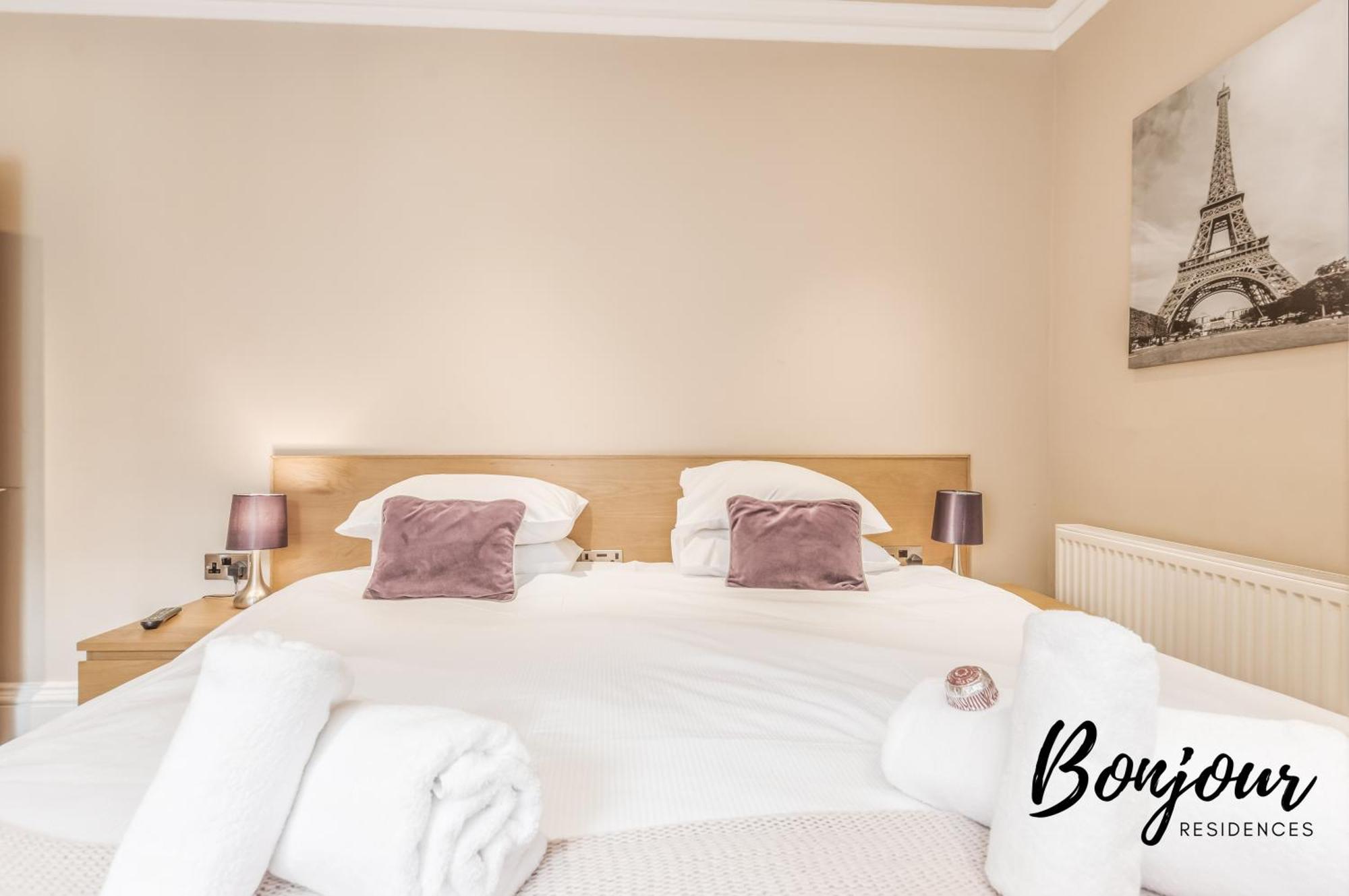 Montmartre - New Town 3br-3ba Main Door - By Bonjour Residences *