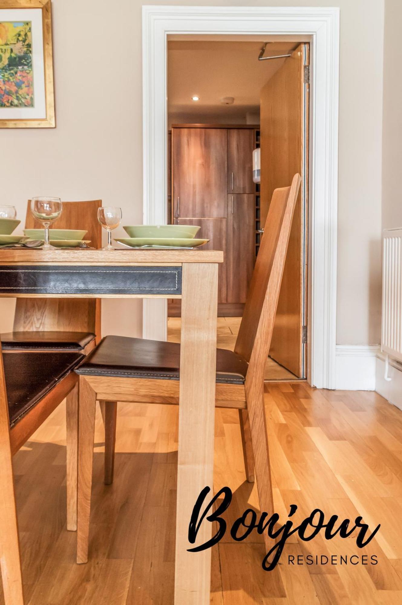 Apartment Montmartre - New Town 3br-3ba Main Door - By Bonjour Residences *